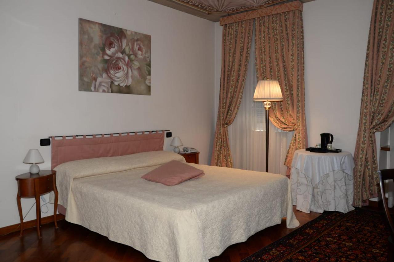 Palazzo Finati Panzió Alba Kültér fotó