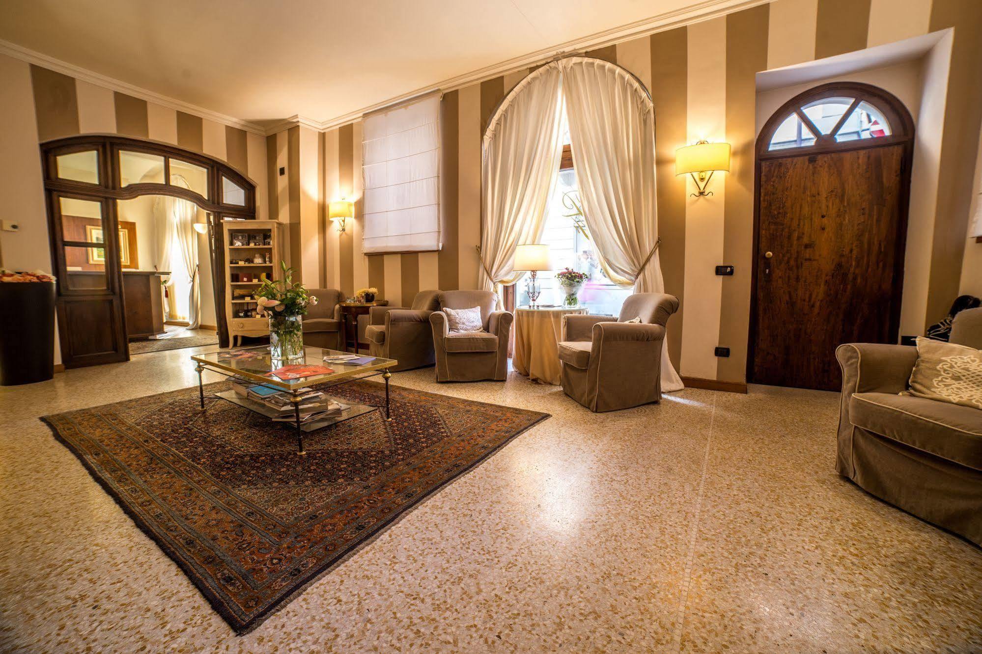 Palazzo Finati Panzió Alba Kültér fotó